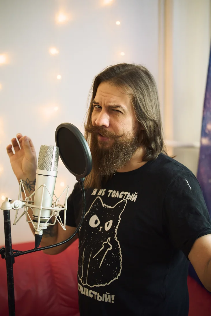 Сергей Романов у студийного микрофона